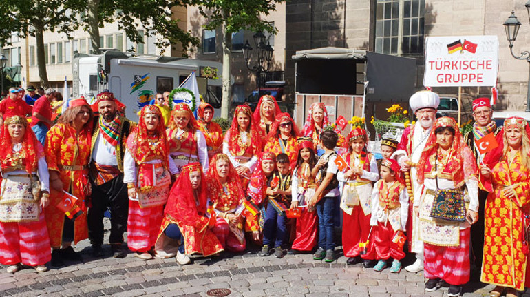 ‘Altın Kızlar’ barış güvercinleriyle geldi