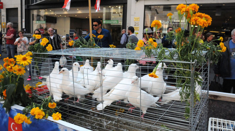 ‘Altın Kızlar’ barış güvercinleriyle geldi