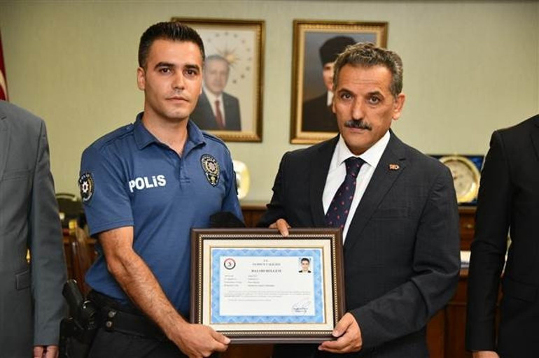 Validen o polislere başarı belgesi