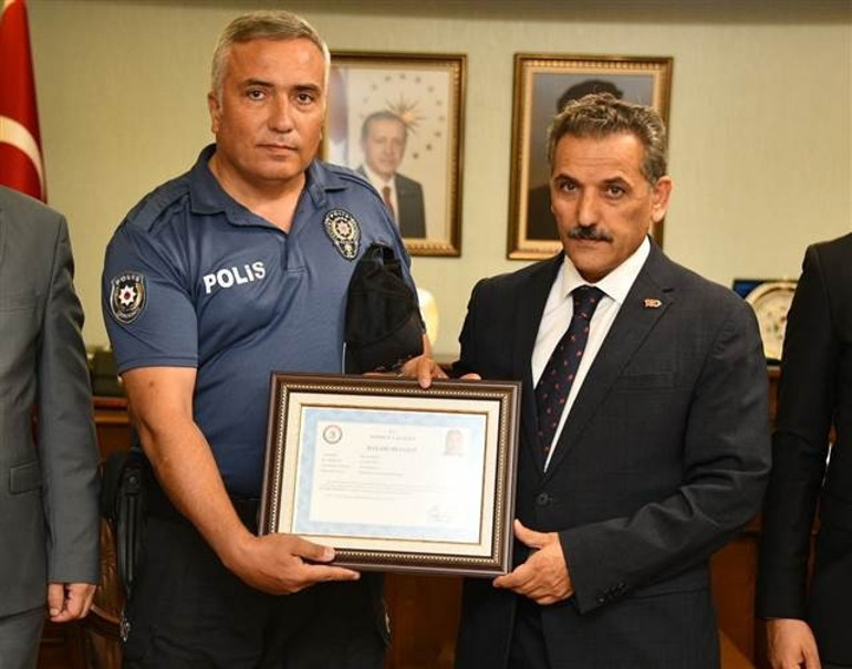 Validen o polislere başarı belgesi