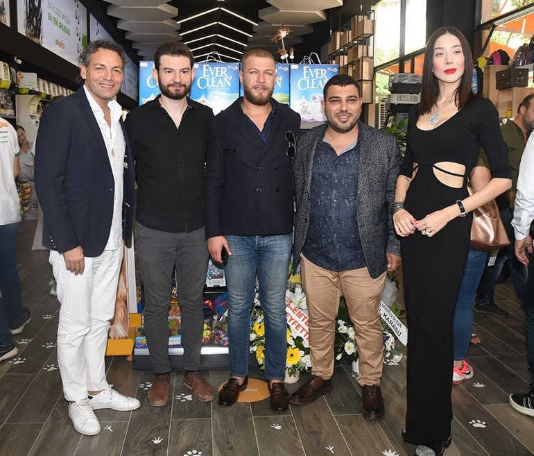 Ece Gürsel ölen köpeğinin dövmesini yaptırdı