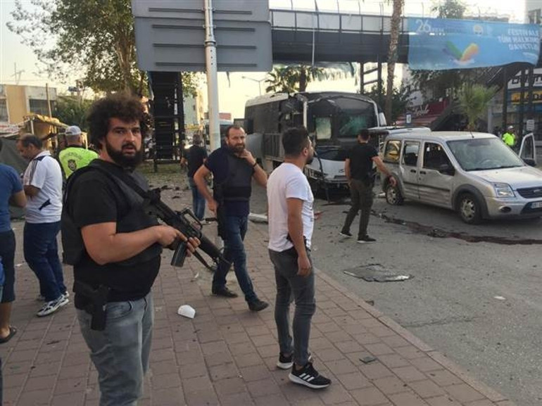 Son dakika... Adanada polis aracına bombalı saldırı Bir polis memuru ve 4 kişi yaralandı