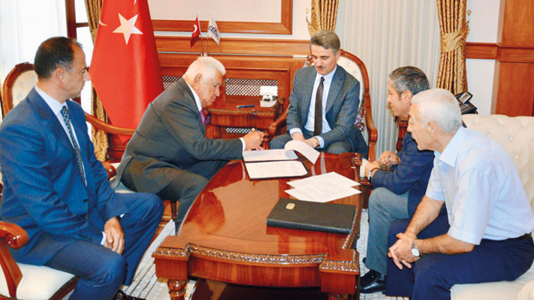 Malatya’ya ikinci okulu anne-babası adına yaptırıyor