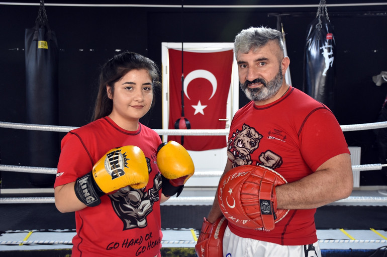 Baba kız hem iş hem sınıf arkadaşı oldu