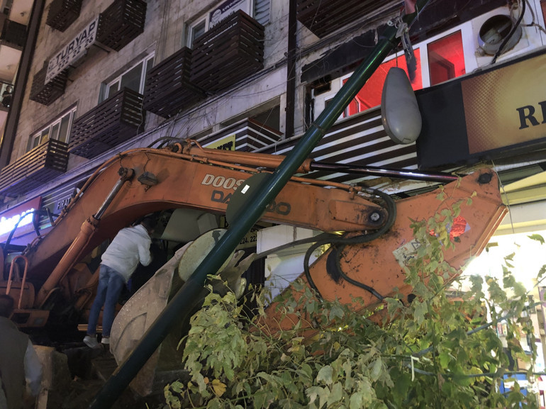 Bursada freni boşalan iş makinesi dehşet saçtı