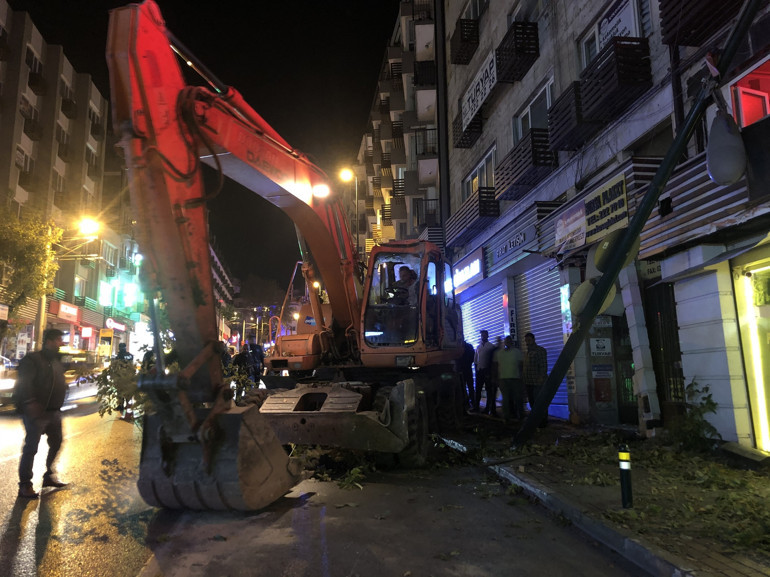 Bursada freni boşalan iş makinesi dehşet saçtı