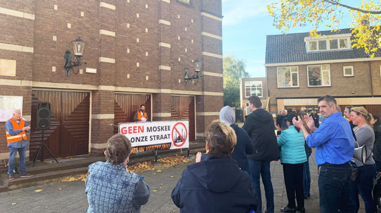Engelli Hollandalı’dan camiyi protesto edenlere tepki