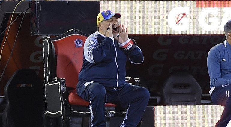 Maradona tahta çıktı