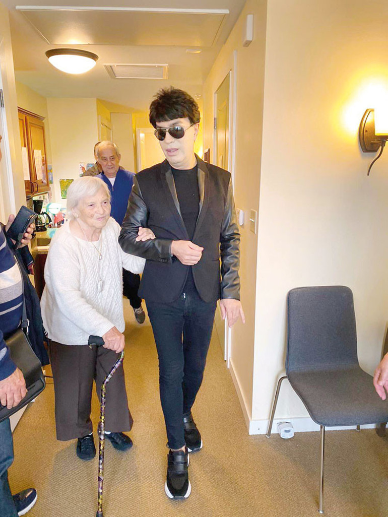 Yılmaz Morgülden Amerika’da huzurevi ziyareti