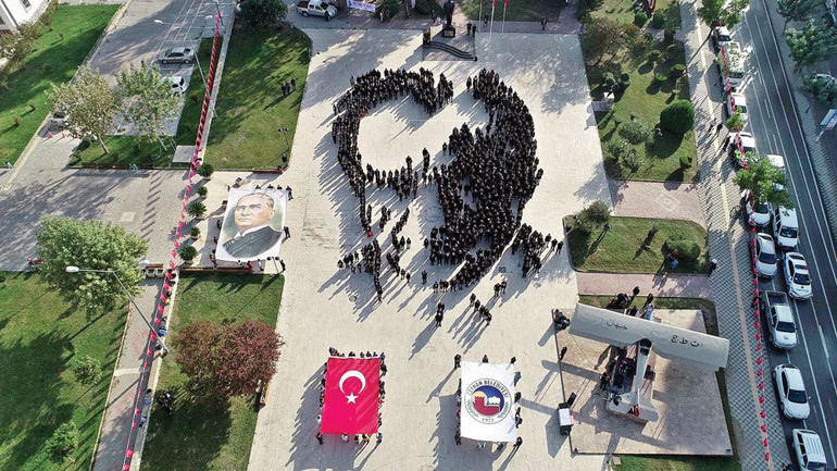 Ünlü tarihçi gözyaşlarıyla anlatmıştı: Bir millet Ata’sına ağlıyordu