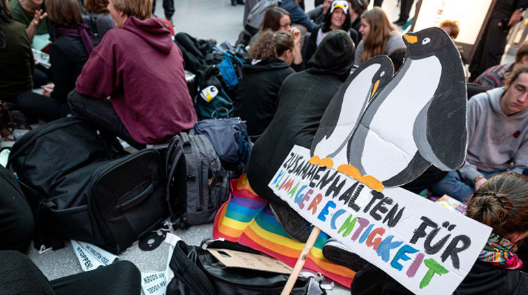 Tegel Havalimanı’nda iklim protestosu