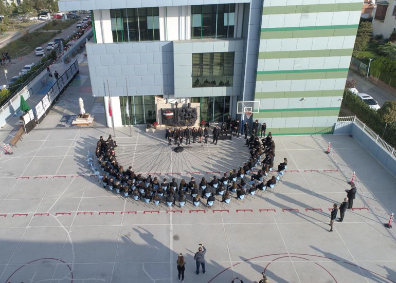 İstek İzmir Okulları Atayı velileriyle andı