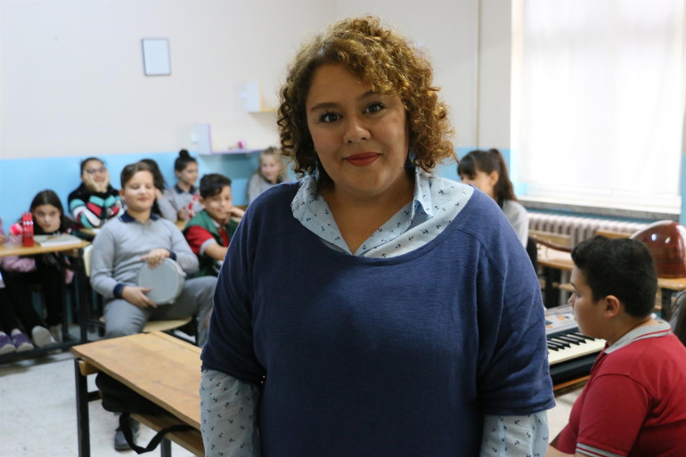 Liselilerin desteğiyle köy okuluna müzik sınıfı yaptı