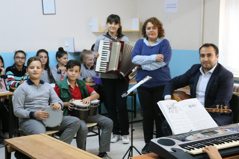 Liselilerin desteğiyle köy okuluna müzik sınıfı yaptı