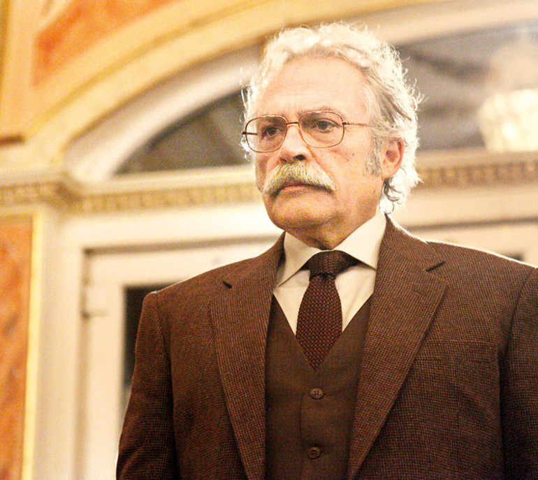 Haluk Bilginer en iyi erkek oyuncu seçildi... Emmy ödülü Türkiye’nin