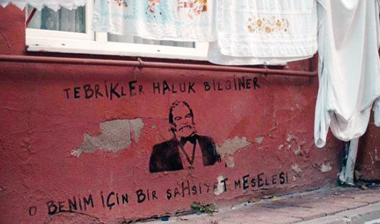 Haluk Bilginer ödülü ekibiyle kutladı