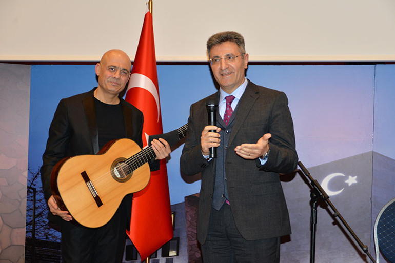 Berlin’de klasik gitarla Anadolu türkülerini çaldı