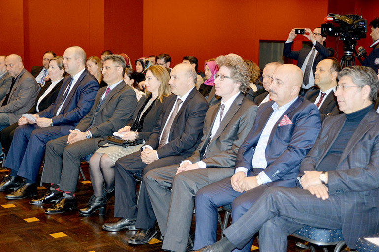 Berlin’de klasik gitarla Anadolu türkülerini çaldı