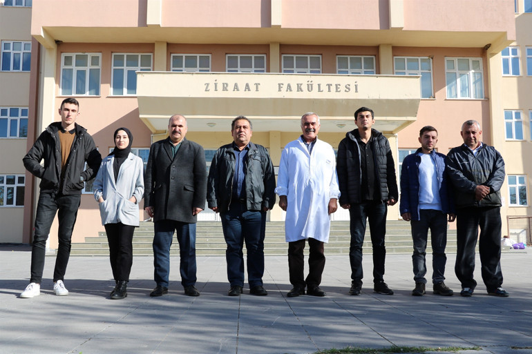 Babalar, çocuklarıyla aynı fakültede okuyor