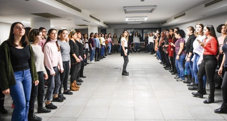 Kadın mücadelesi gündemde Tabii ki suç bende değil, ne nerede bulunduğumda ne de nasıl giyinmiş olduğumda...