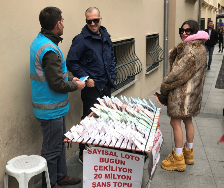 Gökhan Gencebay sevgilisiyle Nişantaşında