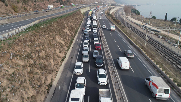 TIR devrildi, D-100 ulaşıma kapandı