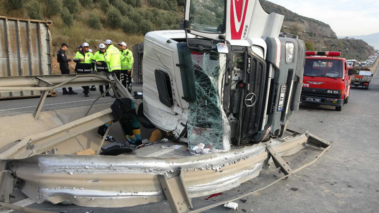 TIR devrildi, D-100 ulaşıma kapandı