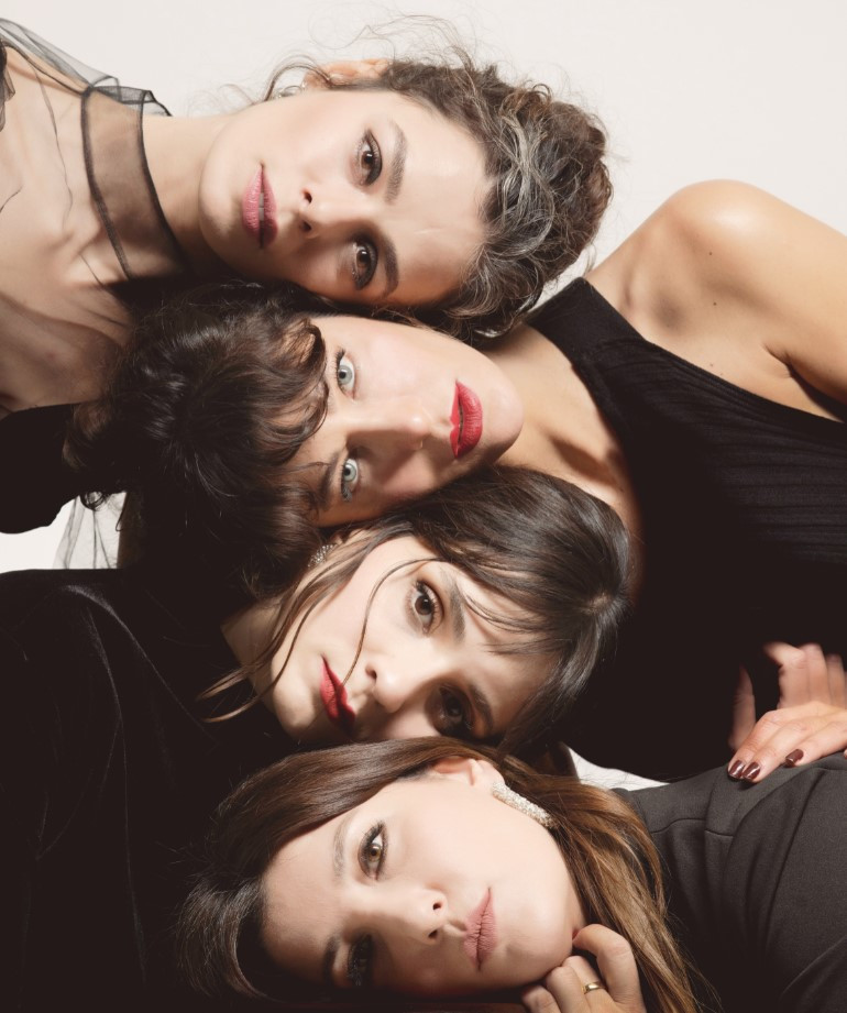 Özge Özpirinçci, Berrak Tüzünataç, Şebnem Bozoklu ve Meriç Araldan samimi açıklamalar: Dört kız, ‘Erkek Giremez’ isimli bir grubumuz var