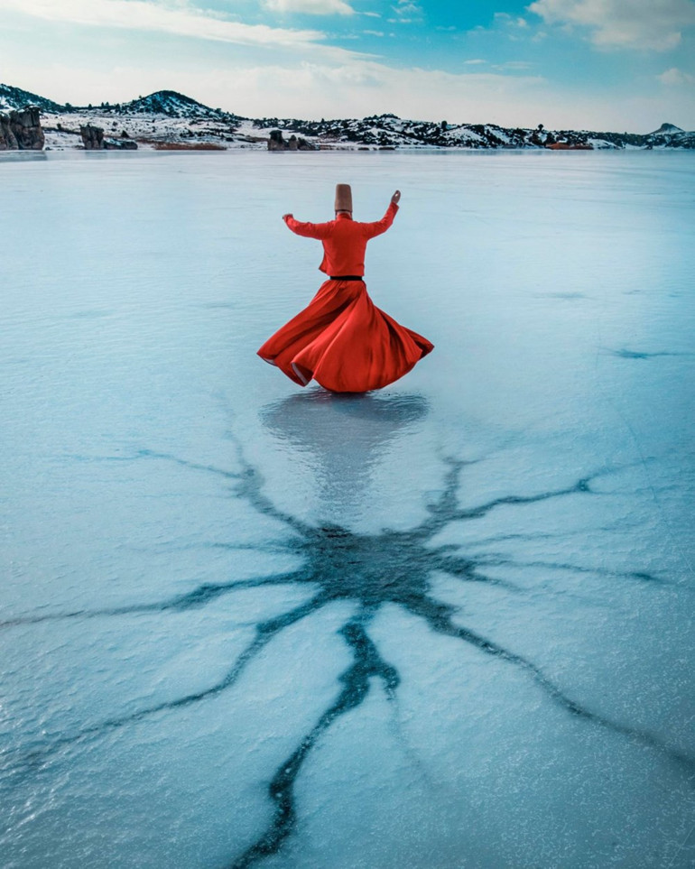Buz tutan Emre Gölünde sema gösterisi