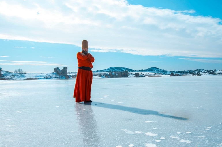 Buz tutan Emre Gölünde sema gösterisi