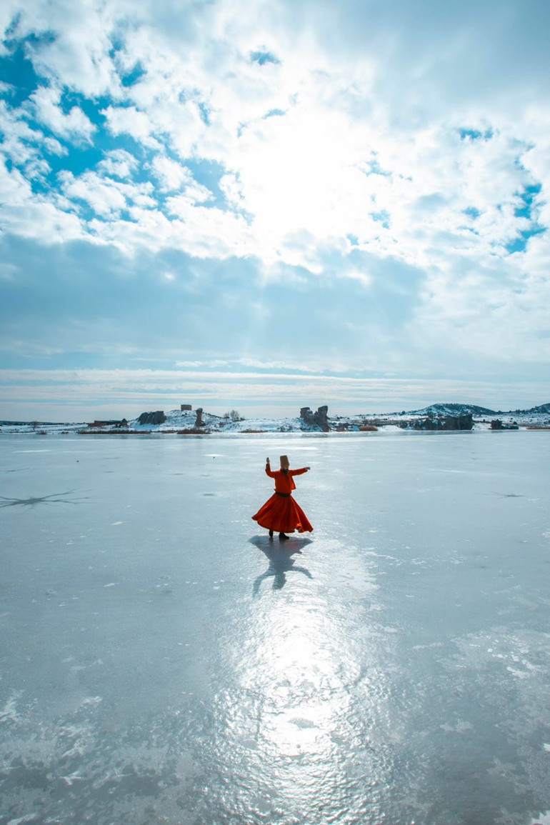 Buz tutan Emre Gölünde sema gösterisi