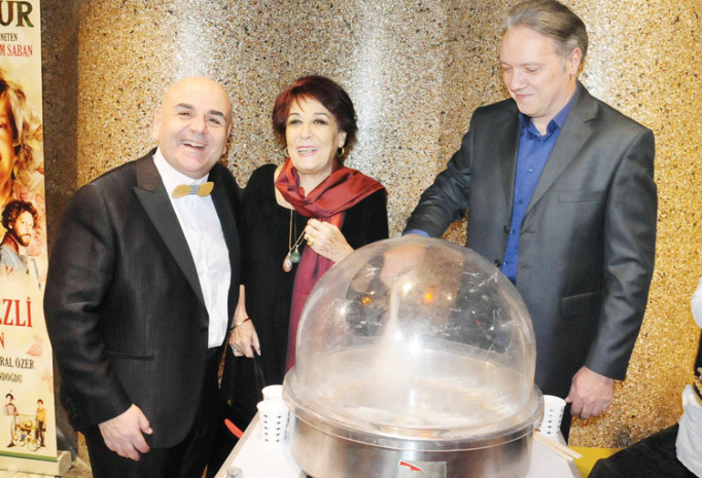 Nevra Serezli tiyatro sahnesine döndü