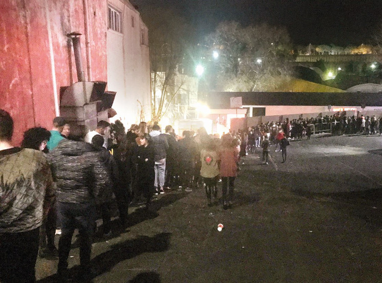 Maslak’ta gecenin ikisinde 150 metrelik kuyruk
