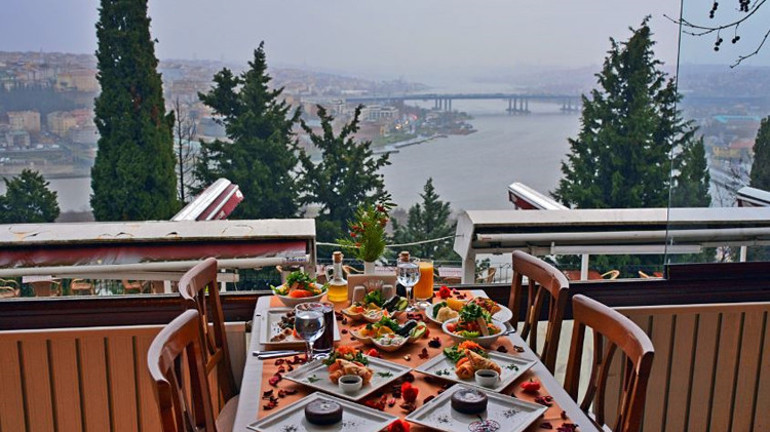 Yılın En Romantik Gününde, Onunla Birlikte Gülümse