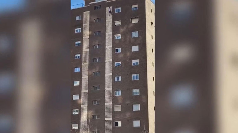 11 katlı binaya tırmandı, gözaltına alındı