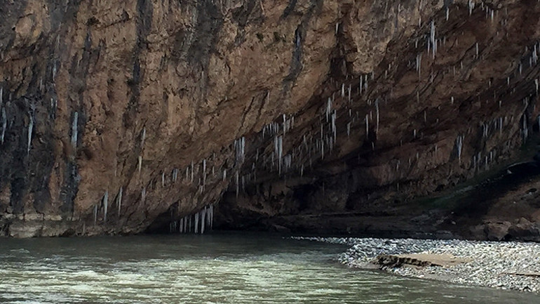 -15 derecede buz tutan Cendere kanyonunda sarkıtlar oluştu