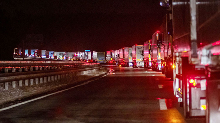 Binlerce sürücü otobanda mahsur kaldı