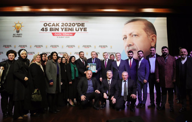 Son dakika... Cumhurbaşkanı Erdoğandan canlı yayında AK Parti üyelerine sürpriz telefon