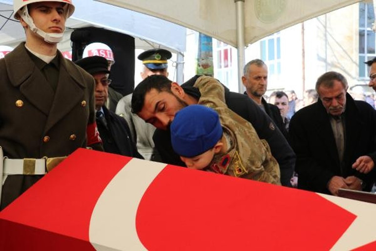 Şehit Uzman Onbaşı Eyüp Gülaştıya yeğeninden asker selamı ile veda
