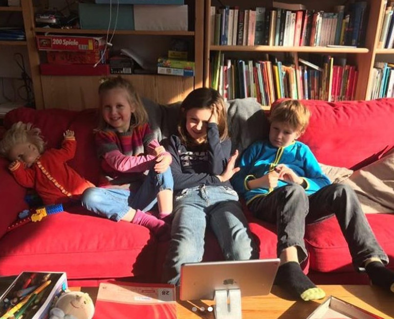 Çocuklara Janosch’tan hikayeler okuyor