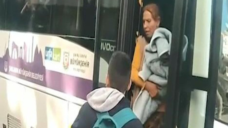 Şanlıurfa’da otobüsten indirilen kadın, terlikle tepki gösterdi