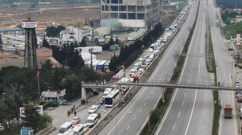 İstanbula girişte kilometrelerce kuyruk