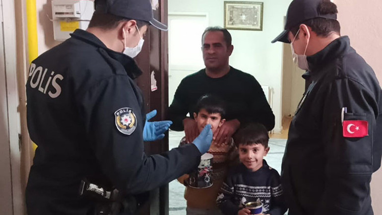 Kardeşlerden Milli Dayanışma Kampanyasına kumbaralarıyla destek