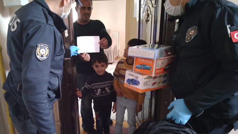 Kardeşlerden Milli Dayanışma Kampanyasına kumbaralarıyla destek