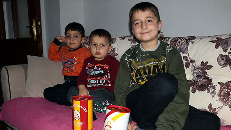 Çocuklarına akülü araba almak için biriktirdikleri parayı ihtiyaç sahiplerine bağışladılar