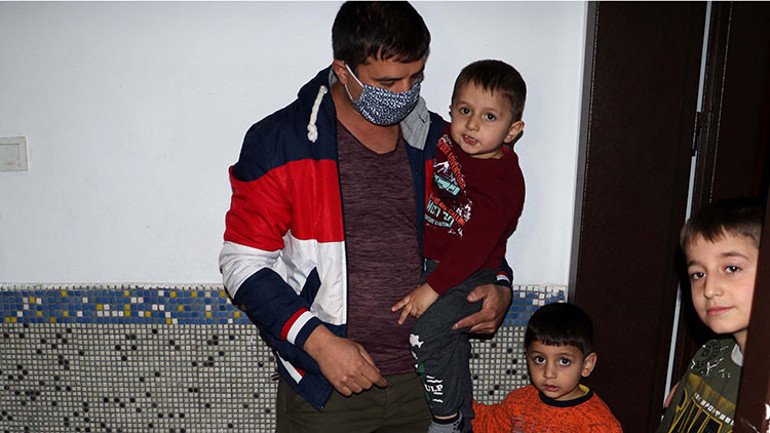 Çocuklarına akülü araba almak için biriktirdikleri parayı ihtiyaç sahiplerine bağışladılar