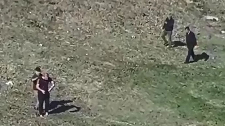 İstanbulda ilginç görüntü... Boş arazide tıraş...