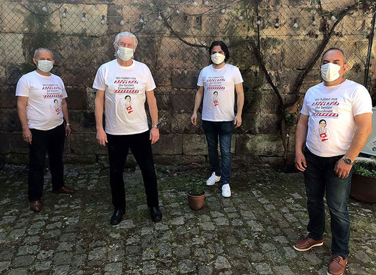 Fürthlü iş insanından ‘Mesafemiz Var’ tişörtü