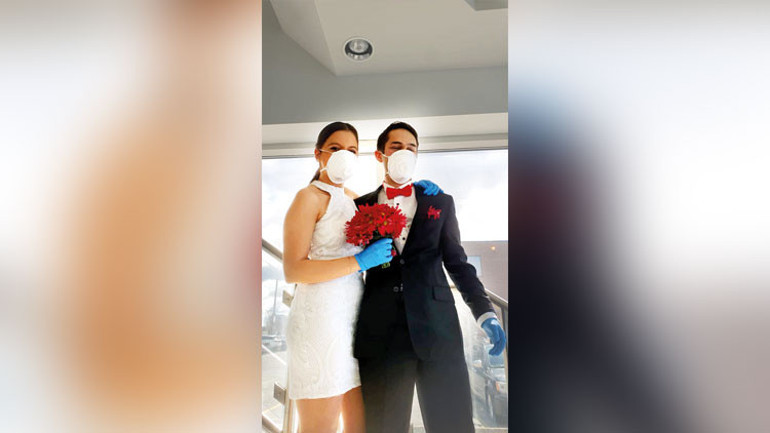 Evde tek başına 100 kişilik parti, Zoom’da kına, Instagram’da çini atölyesi