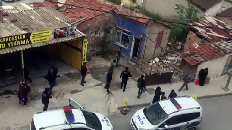 Taciz iddiası mahalleyi karıştırdı Esnaf barakaya hepsini kilitledi...